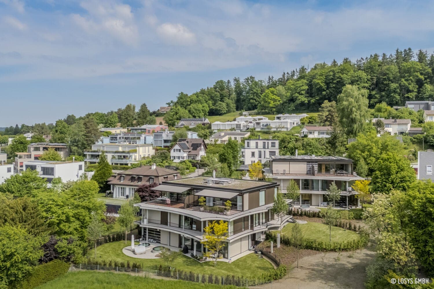 Zwei Häuser im Park